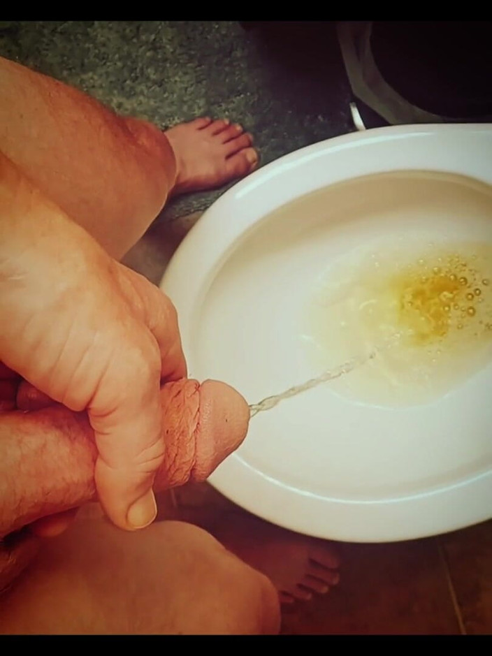 Best Bad Daddy: Stiefvater pisst!! Füllt Toilette mit Pisse. Bist du der nächste?