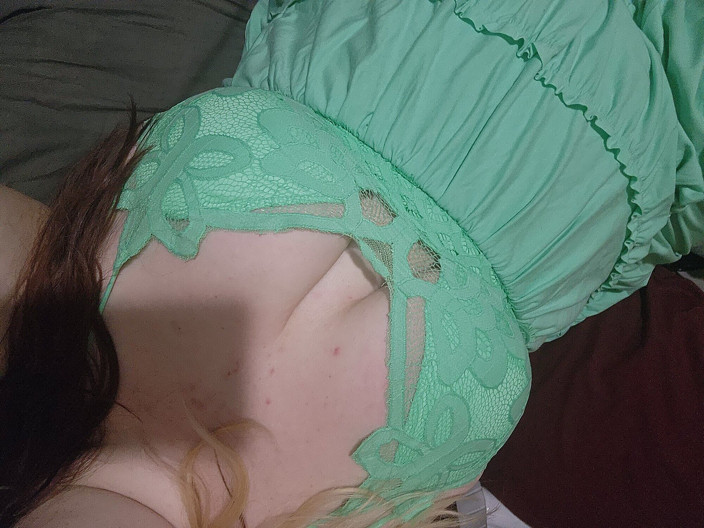 Sthrnb3lle: La sexy bbw sthrnb3lle prova un giocattolo regalato da un...