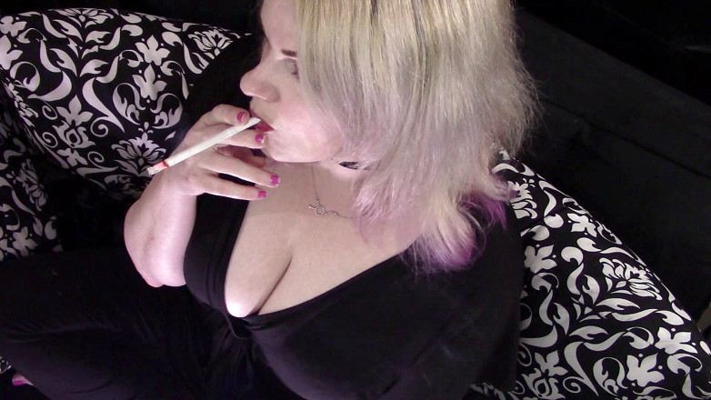 Smoke Temptress Annie Vox - Smoking Fetish: VS 120 в черном платье
