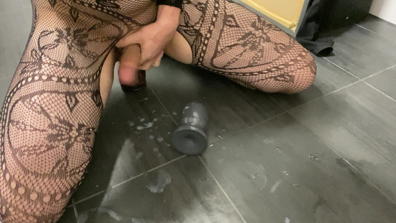 AnalSissy20: Velký výstřik po jízdě Na Análním kolíku