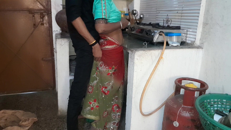 xxxking: Une femme au foyer qui nettoie dans la cuisine manque...