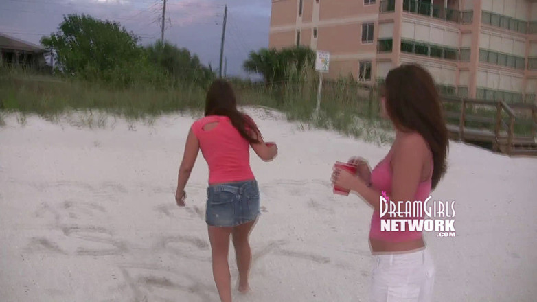 Dream Girls: Urlauber ziehen an einem gemeinsamen strand blank