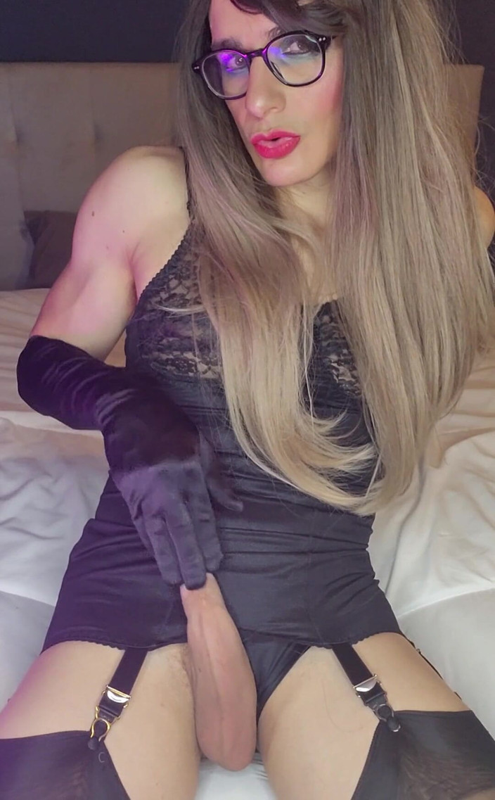 JessicaXD: 看着我戴着我的缎面手套撸管