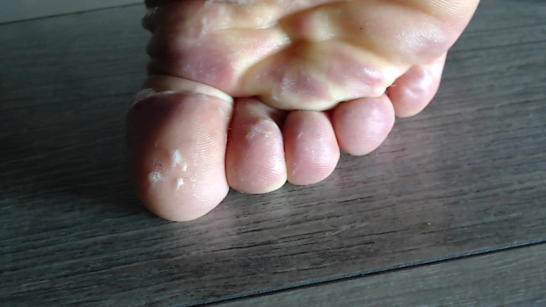 Hunky time: Kontol tebal lurus muncrat di sandal