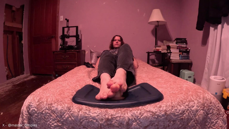 Mr Dimples: Daję mojemu dildo footjob