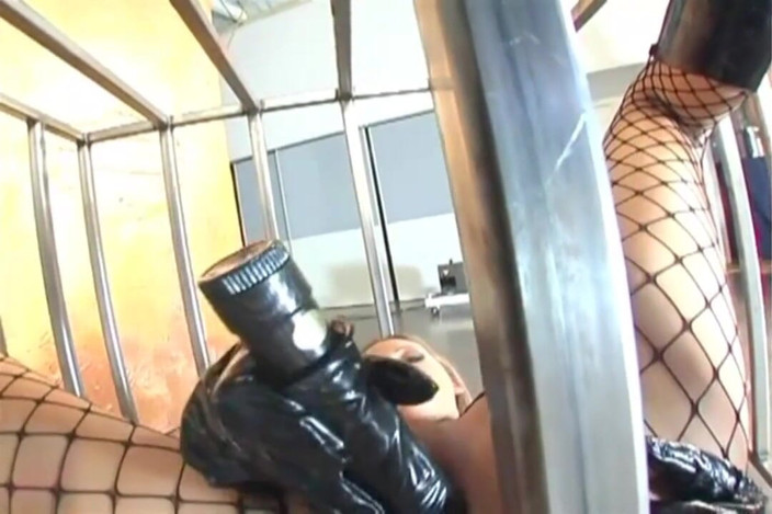 Fetish Desire: Une salope enfermée dans une cage se fait baiser dans...