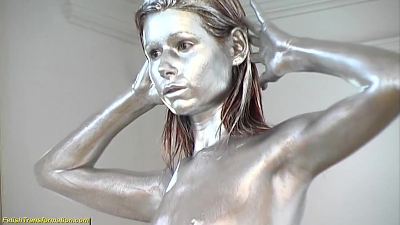 Fetish Islands: Silbermetallische bemalte kahle kopf-statue, mannequins posieren