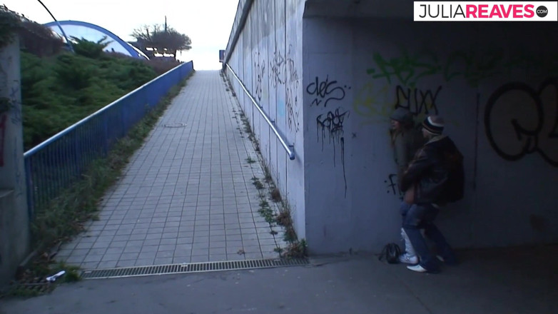 My German Amateurs: Napalona suka dostaje szybki ostry ruch pod mostem