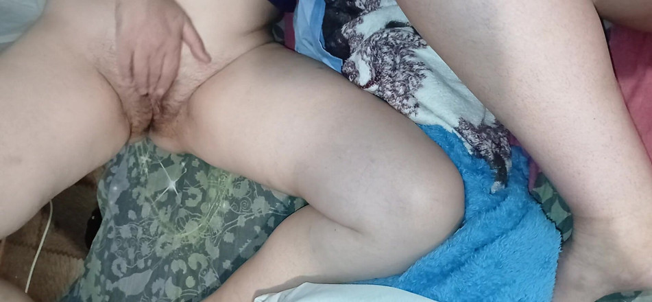 Lesbian-candys: 털이 무성한 보지 두 개와 팬티 입은 보지 1개