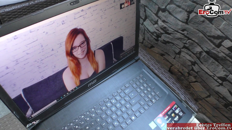 EroCom: Une femme rousse aux seins naturels a un rendez-vous sexuel...