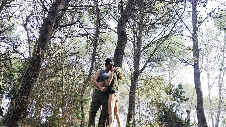 Magia Rosa: Berjalan Dengan Cumshot Di Taman