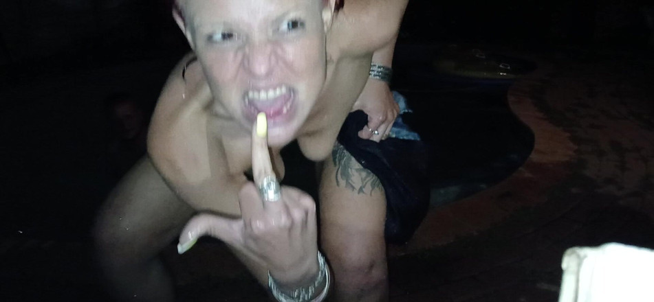 Bigjoefuckalott: Bini Nieghbours Handjob Berkongkek jari dalam swimmingpool