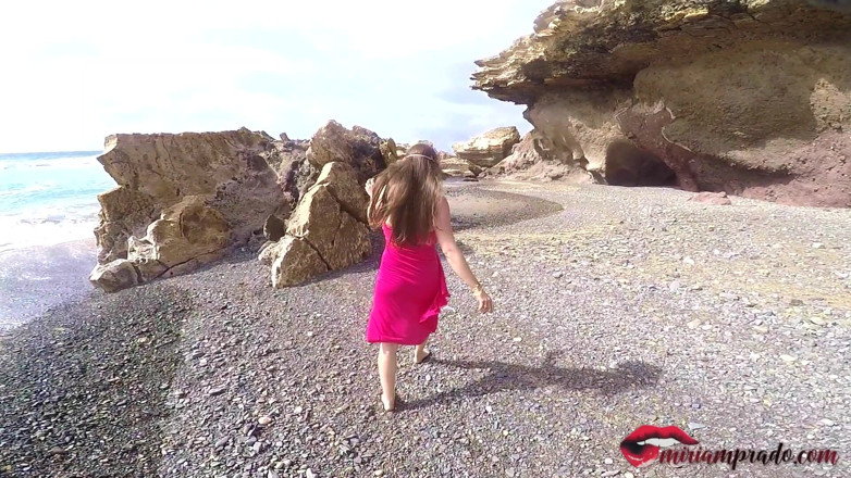 Miriam Prado: Cazzo hippie sulla spiaggia e squirting