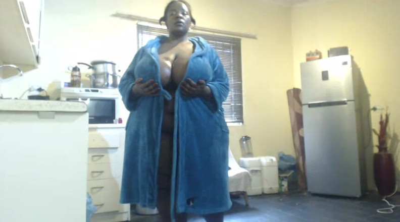 Legendary Booty Overdose: Une BBW noire se fait taquiner