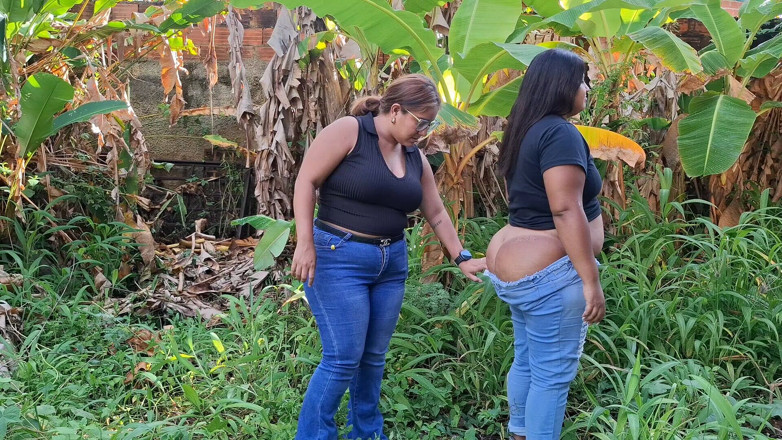 SugarPose: Cewek semok latina lagi asik jalan-jalan di luar ruangan sambil...