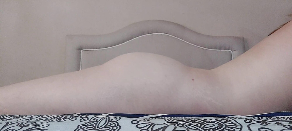Flor_latina: Orgasmo real de una chica desnuda en la cama