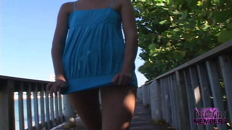 Dream Girls: Outdoor-muschi an einem lokalen strandsteg