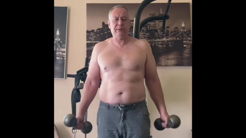 Alex Art: Hombre fuerte se masturba después de entrenar