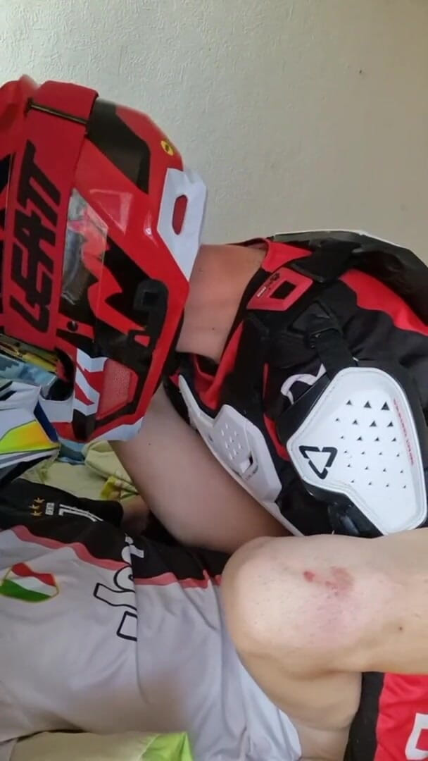 Sneakersmax98: Chlap šuká jiného chlapa v motokrosovém oblečení