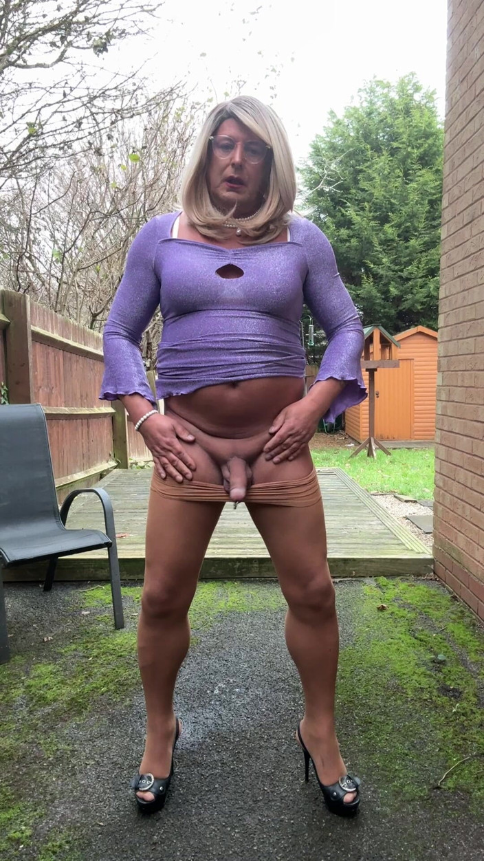 Kellycd2022: Sexy transvestiert kellycd2022 im lila kleid und nahtlosen strumpfhosen