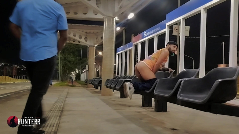 TheBlacKHunterr: Tài xế xe buýt đón khách tại điểm dừng Video 2