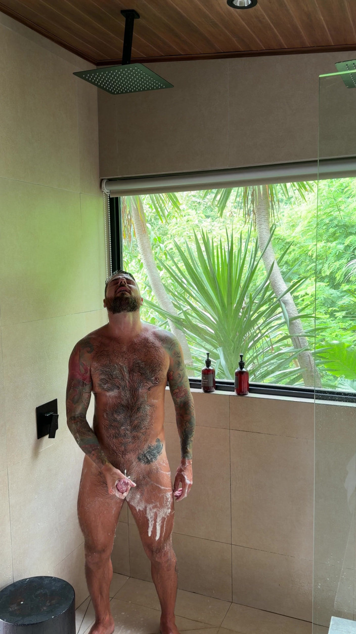 Anton Brazil: A Sotto la doccia
