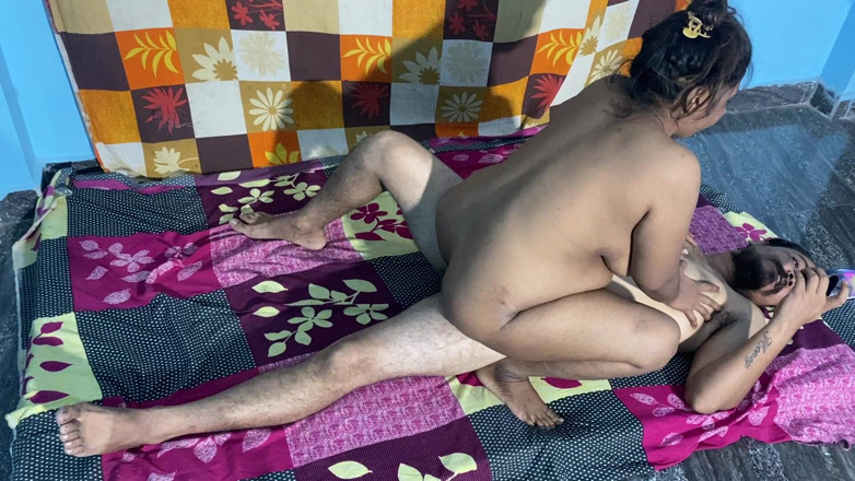 Hindi-Sex: Une Indienne se fait baiser à quatre pattes