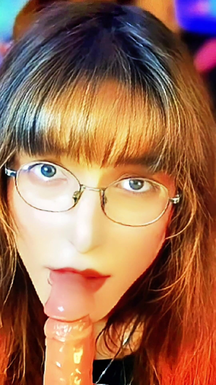 Bella Roar: Cette Trans Est La Suceuse De Bites La Plus Mignonne...
