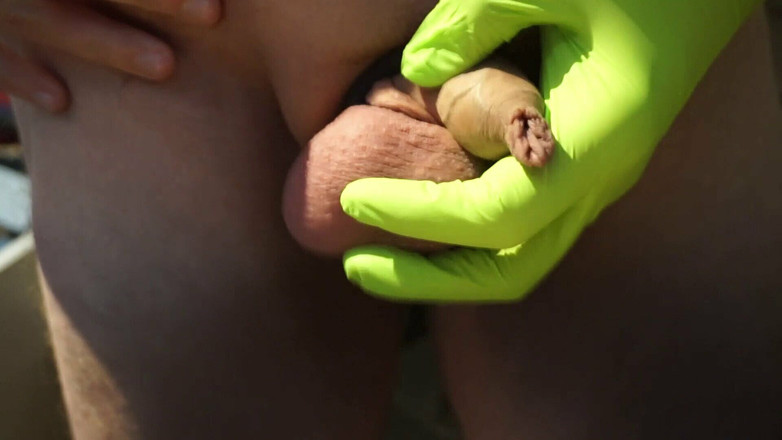 Wichskumpel: Masturbando mi pequeña polla con polla y guante de goma (desafortunadamente...
