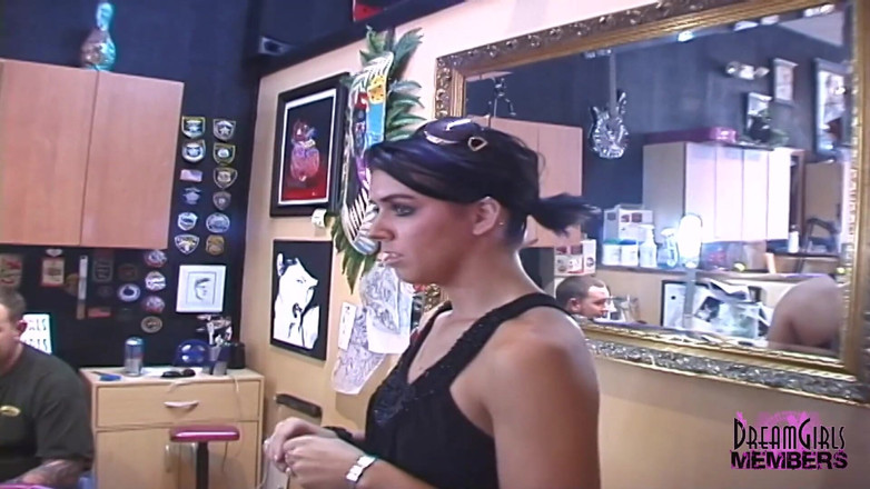 Dream Girls: Wytatuowane na jej ładnej dupie wytatuowane są wymarzone dziewczyny