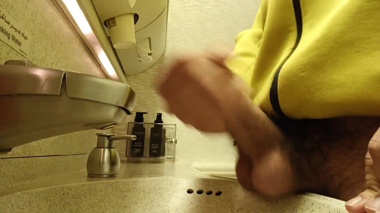 Kinky Guy: Výstřik do umyvadla v letadle