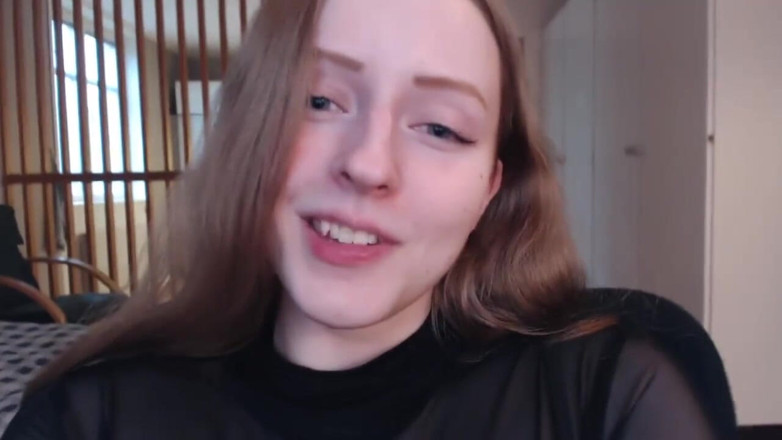 KissMyHips: Lesklé rty saje prsty, plive a slintá přes výstřih