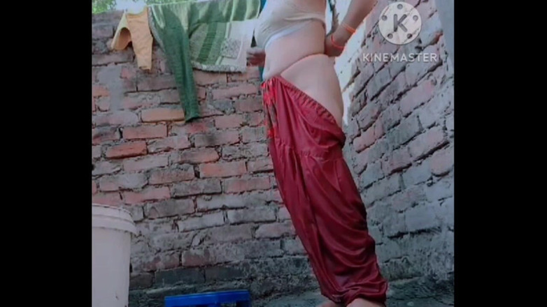 TricolorMusic3: Chica sexy caliente muy sexy se baña mientras se baña...