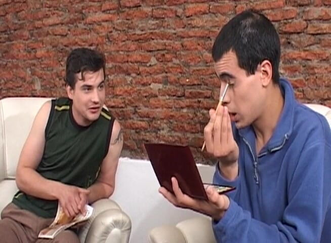 Boys in Disguise: Sesi gay berganda dalam pakaian dalam