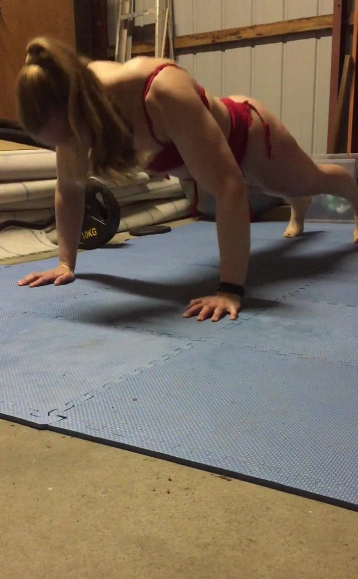 Michellexm: Hoy en flexiones de entrenamiento, vuelo de pecho y triceps...