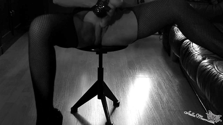 StellaMurr: Awek dalam pakaian ketat seksi melancap dengan batang getah - orgasme...