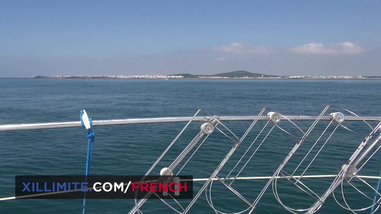 French girls at work: Sesso anale su uno yacht con una mora dai grossi...