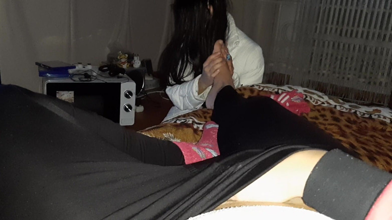 Lesbian-candys: Pendant que ma copine regarde un film et me masse...