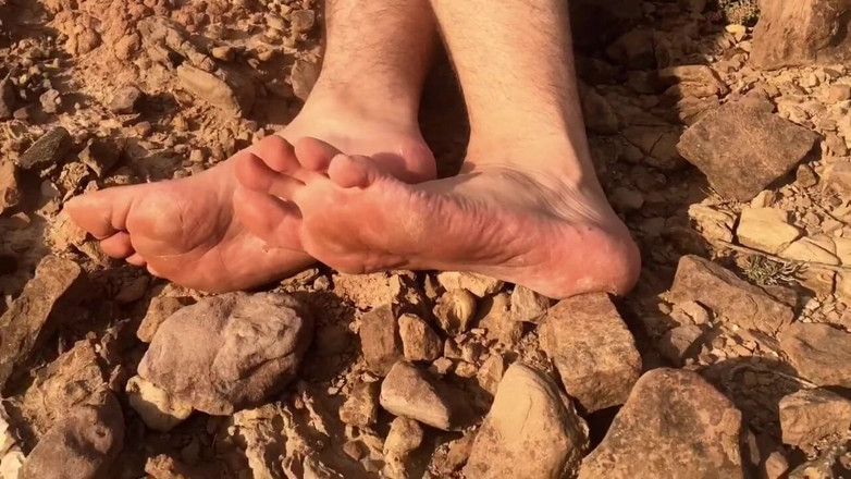 Manlyfoot: Schmutzige dusty, große männliche füße - barfuß auf dem australischen mars...