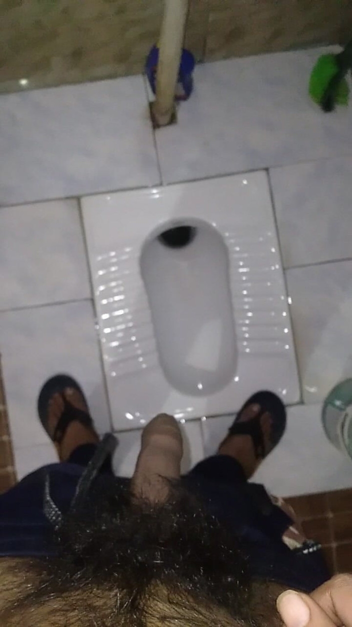 Hottypussy18: Masturbándose y meando