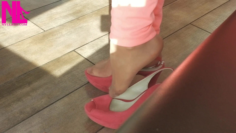 Nyllady: Sapataria com salto alto em um bar