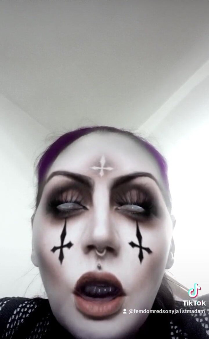 Dominatrix Redsonyja: Następne zdjęcie wyjaśni ci wszystko pocałunek bogini R.e.d