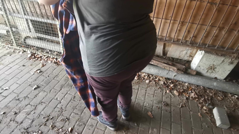 Bouncy Tits Action: Abofetear sus tetas cerca del ferrocarril y en la choza...