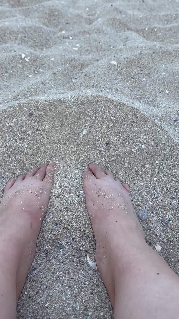 Young_strawberry: Giorno in spiaggia strofina i miei grandi piedi sexy nella...