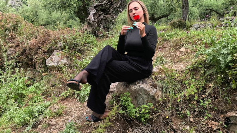 Goddess Lena: Birkenstock i rajtony na zewnątrz