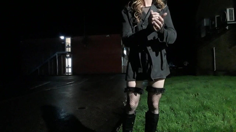 The Midnight Minx: Crossdresser stříká před benzínovou pumpou