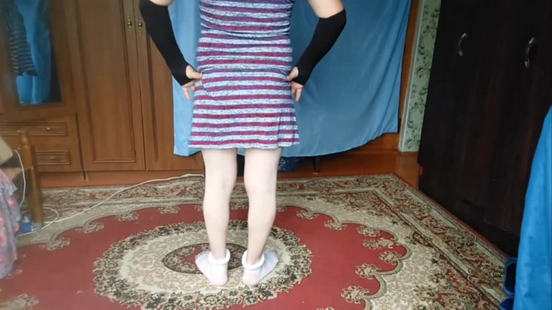 Kitty_Cross: Sladká Sissy se předvádí v rozkošné růžové sukni