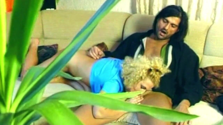 TRASHPORN: Loira gata devorada em brincadeira com sofá selvagem
