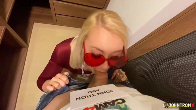 John Tron X: Johntronx - awek pertunjukan blonde super panas mengongkek saya dalam bilik...