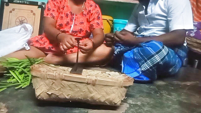 Priyanka314: Tamil tía Vigitabl cortando tetas presionando